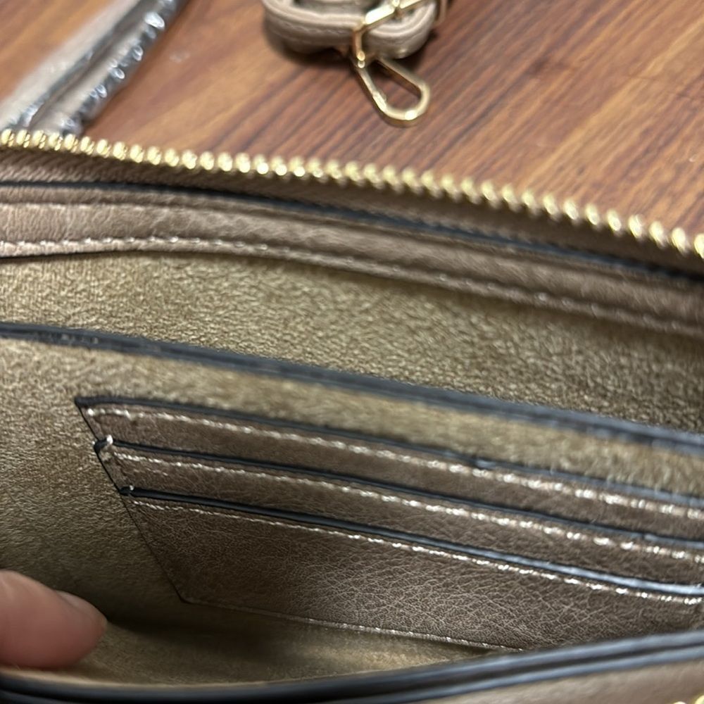 NWOT Lazy Frog Vegan Leather Wristlet Crossbody Bag 3 Compartments & 3 Straps. - Picture 5 of 7
